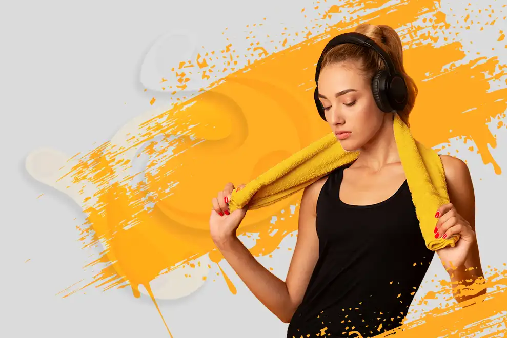 fitness rockstep radom kobieta z recznikiem szare tlo