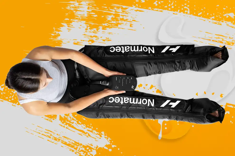 Zdjęcie z lotu ptaka ukazujące kobietę korzystającą z Normatec3